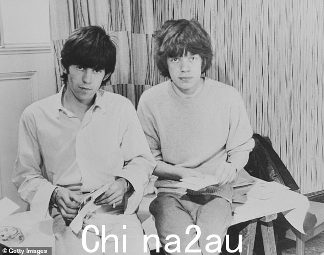 Jagger 和 Richards 拍摄于 1963 年。与乐队其他成员一起,他们变得极其富有