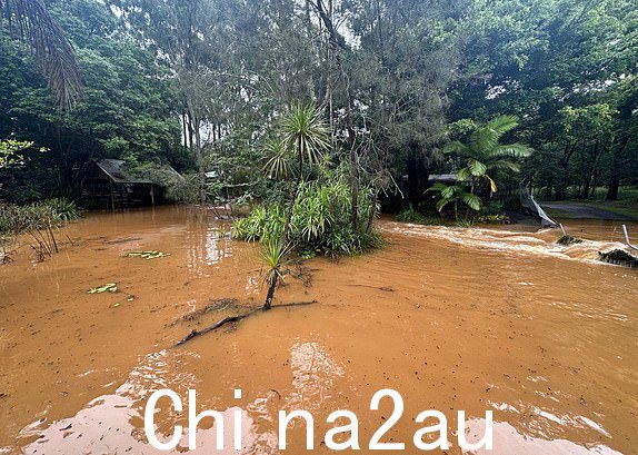 13273417 黑色东北复活节天气现象袭来,紧急警告五百万澳大利亚人待在室内300 毫米降雨量