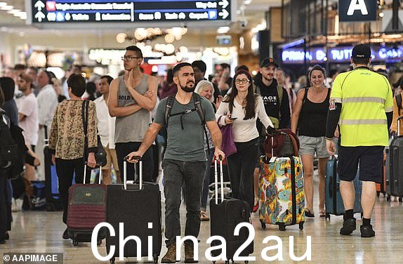 旅客在悉尼国际机场的海外到达和出发 (OAD) 处看到,2018 年 12 月 17 日星期一。(AAP 图片/Brendan Esposito)无存档