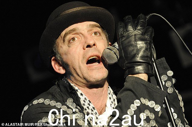 2009 年在莱斯特广场剧院扮演 Ian Dury 的照片