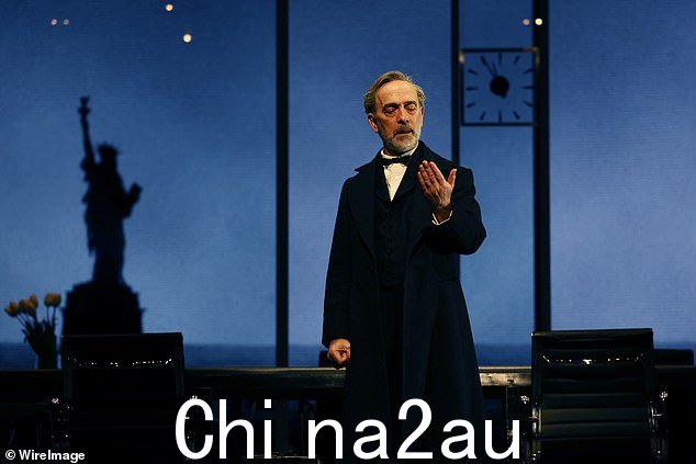 就在阿德里安去世之前,他正在主演三小时戏剧《雷曼三部曲》的国际巡演(照片拍摄于 2024 年 2 月)
