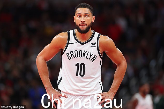 他还落后于 NBA 球星本·西蒙斯(如图),尽管他因伤病经历了一场恐怖的比赛,但仍在布鲁克林篮网队取得胜利