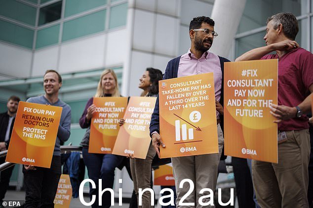 10 月份为期三天的联合罢工期间,来自 BMA 的初级医生和顾问在伦敦大学学院医院外的纠察线上