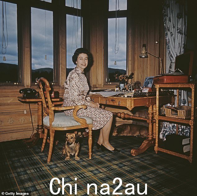 1972 年,伊丽莎白女王坐在巴尔莫勒尔堡书房的写字台前