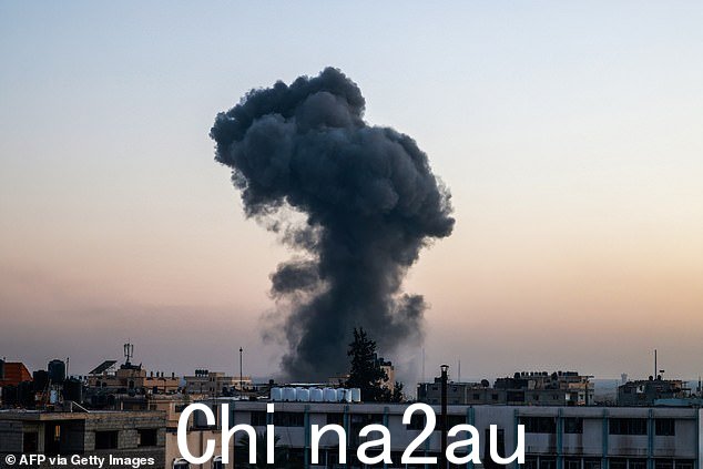2024 年 4 月 4 日,以色列对加沙地带南部拉法发动袭击后,建筑物上空升起滚滚浓烟