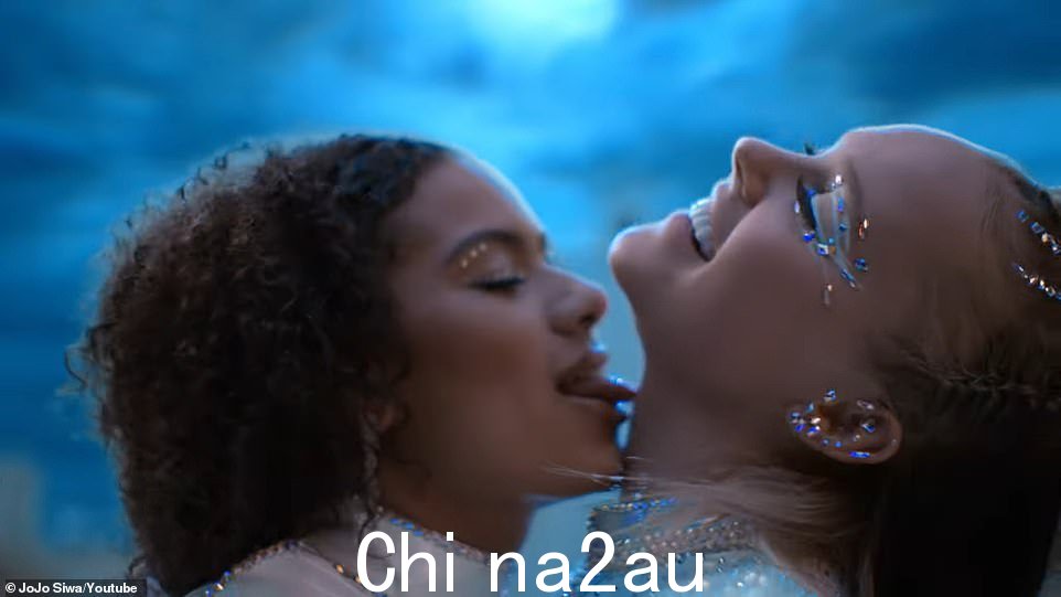 当她唱着“狂野”时,最近进入前卫新时代的前童星也被拍到被另一位女性舔” class=
