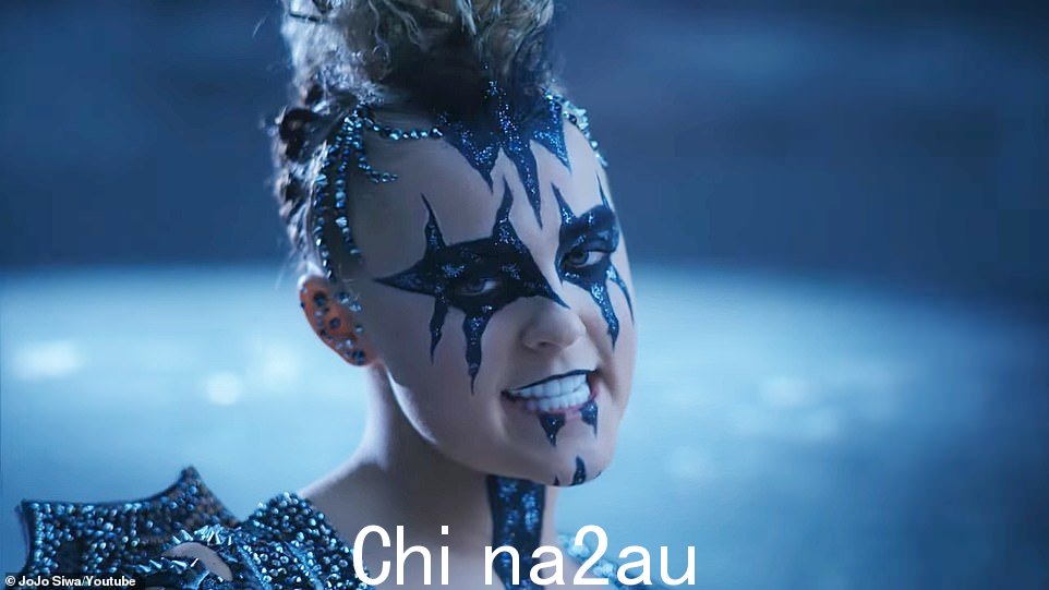 明星继续哀叹业力的惩罚,最后说道:'善有善报,恶有恶报'