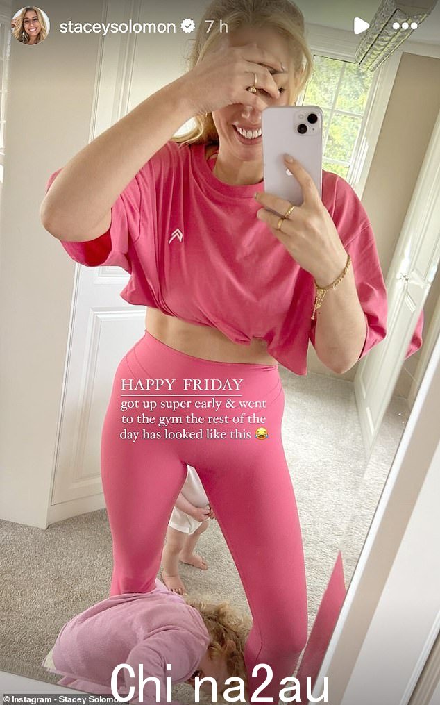 史黛西·所罗门 (Stacey Solomon) 说,在去健身房近一年后,她‘一生中第一次’拥有了腹肌” class=