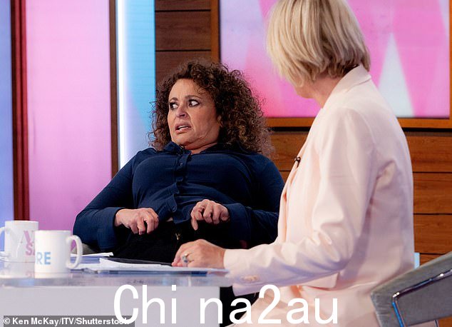 最终,在 Jane 设法用衣架关闭按钮后,Nadia 摇摇晃晃地回到座位上