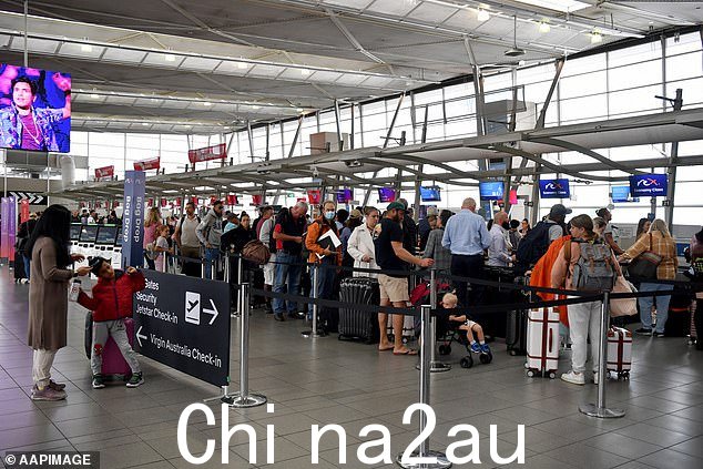 周五因极端天气影响,进出悉尼国内和国际机场的100多个航班被取消。图为繁忙的悉尼机场办理登机手续
