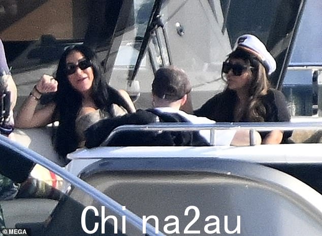 Polizzi,36 岁,戴着船长帽和一副超大太阳镜,为经典的 Snooki 提供服务