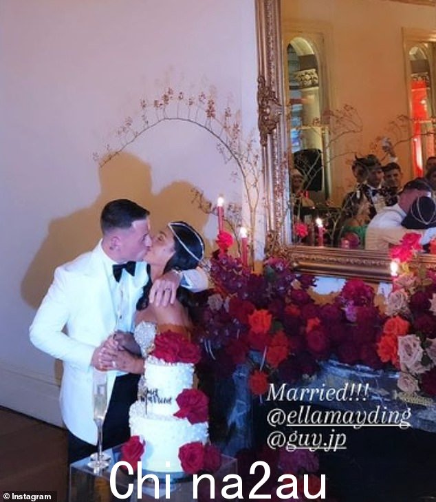 这位前 MAFS 明星于周六早上在 Instagram 上宣布,她和盖伊在盖伊第一次求婚后仅一个月就秘密喜结连理(照片摄于他们的招待会上)