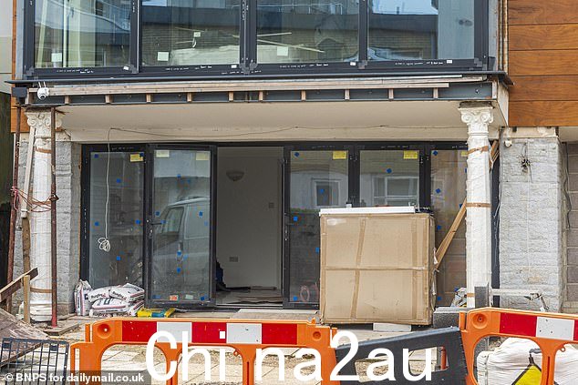 当 MailOnline 访问该房屋时,建筑材料散落在露台上