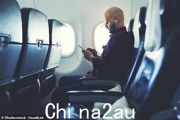 一架手机在飞往伦敦的跨大西洋客机上被压在座位上后开始冒烟,引发了火灾恐慌(图片)