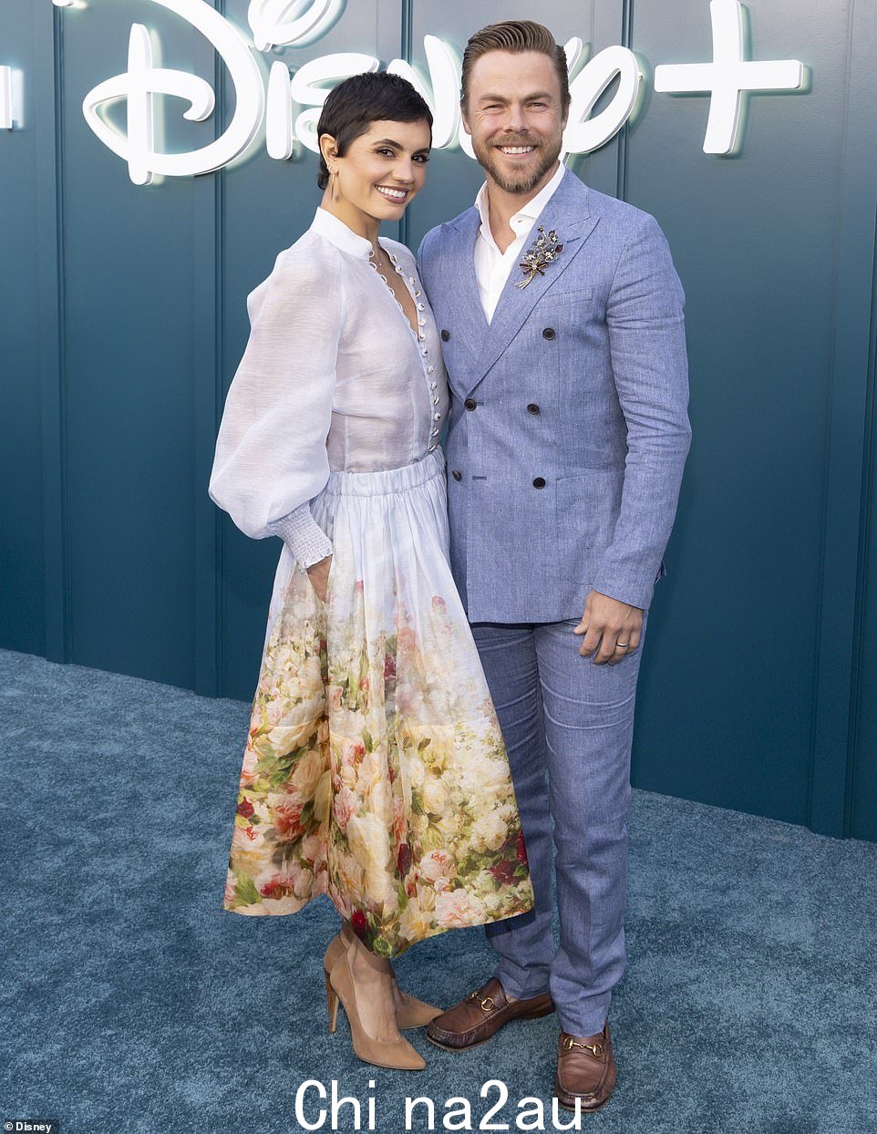 DWTS 校友 Derek Hough 在活动中穿着亮蓝色双排扣夹克和修身裤