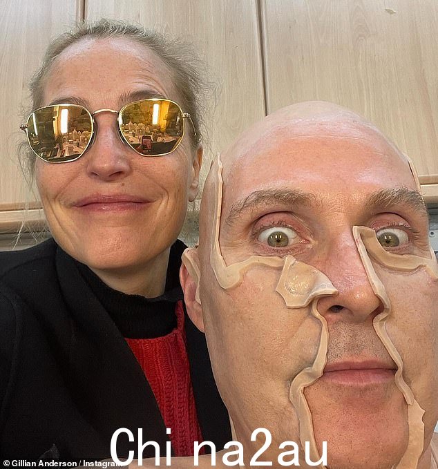 阿娇周五在 Instagram 上发布了一系列幕后照片,庆祝 Netflix 独家新闻的发布(与联合主演合影)卢夫斯·休厄尔 (Rufus Sewell) 戴上了假肢,准备变成安德鲁王子)