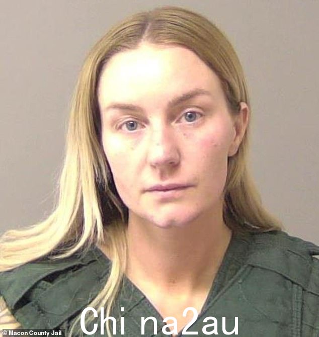 阿什利·伊丽莎白·巴德菲尔德 (Ashley Elizabeth Bardfield),32 岁,周三晚上在伊利诺伊州锡安山被捕,一名男孩帮助警方进行了一次诱捕行动