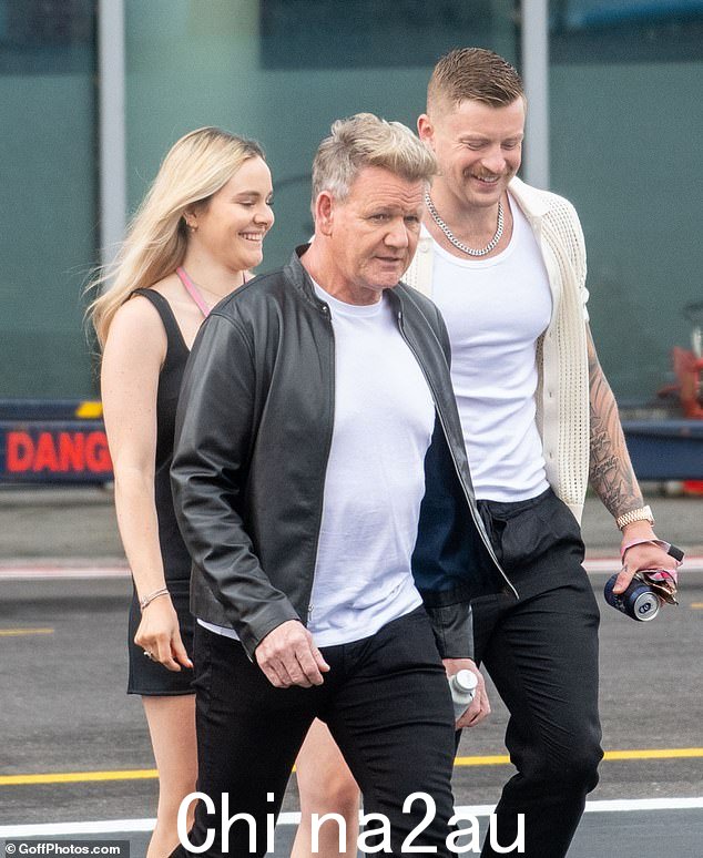 戈登·拉姆齐 (Gordon Ramsay) 与女儿霍莉·拉姆齐 (Holly Ramsay) 和新男友亚当·皮蒂 (Adam Peaty) 乘坐直升机前往银石参加英国大奖赛的照片