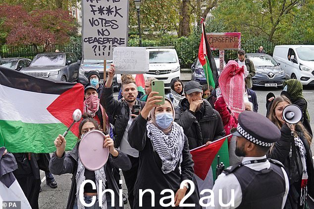 工党领袖凯尔·斯塔默爵士就中东局势发表演讲后,伦敦市中心查塔姆大厦外的示威者