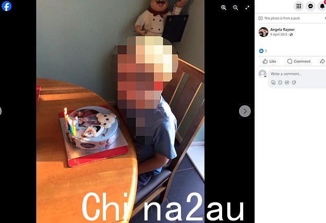 Rayner 女士于 2015 年在 Facebook 上发布了这张照片 - 显示一个孩子站在厨师雕像前