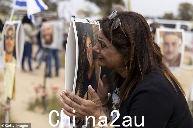 Orly Efraim 在她侄女 Eden Liza Auhaion 的标记附近做出反应,她于 2024 年 4 月 7 日在以色列雷伊姆的 Nova 音乐节上于 10 月 7 日哈马斯致命袭击中丧生
