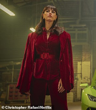 Susie 穿着高端 Stella McCartney 的相同的大方形腰带