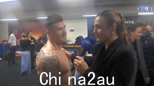 Elliott 拍了拍 Best 的肩膀,然后侧开他去寻找另一位受访者. 图片:YouTube / NRL on Nine