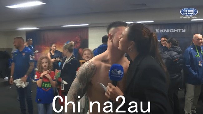 Elliott 和 Best 互相打招呼,柏拉图式地轻吻脸颊,拥抱肩膀。图片:YouTube / NRL on Nine