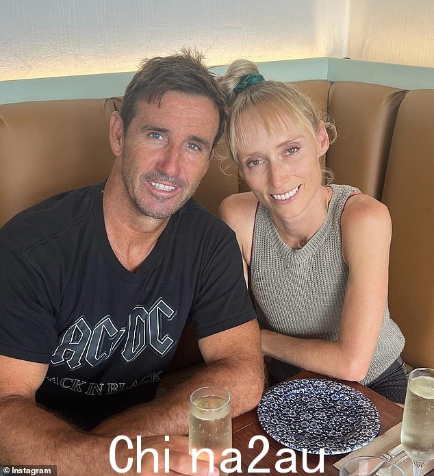 安德鲁·约翰斯 (Andrew Johns) 与伴侣凯特·肯德尔 (Kate Kendall) 在他的勃朗特家里过着田园诗般的生活