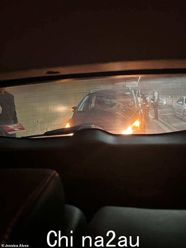 阿尔维斯拍摄的照片显示碰撞后一段时间警察正在赶赴现场