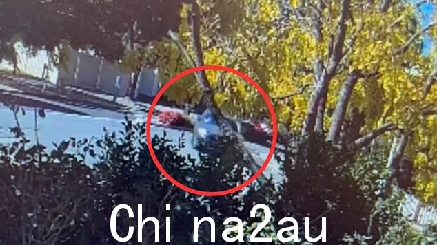 闭路电视画面显示一辆汽车(据信是奥迪)在事件发生时转向附近的街道