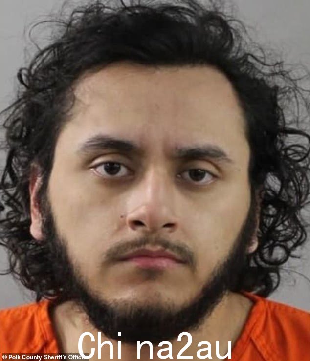 Emmanuel Espinoza(如图),21 岁,拨打 911,承认在刺死他的母亲后立即杀死了她