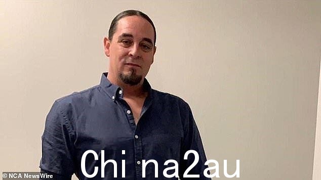 南澳警方称基思夜间在阿德莱德北郊库德拉的房产上使用无证枪支处决了两个孩子的父亲墨菲先生(如图)