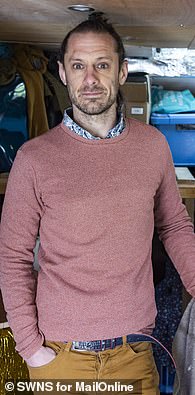 卡勒姆是一位来自苏格兰的数学老师,他正在攒钱买房子,所以他把一个旧马箱改造成了一个现代的单间住宅