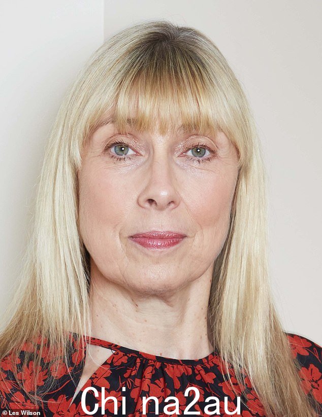 克莱尔·哈特里克 (Claire Hattrick),56 岁,是来自汉茨安多弗的两个孩子的母亲,绝经后患上细菌性阴道炎。大约四年前,她开始出现过多的水样分泌物,在进行拭子检查后,她的家庭医生诊断出细菌性阴道炎,并开了抗生素