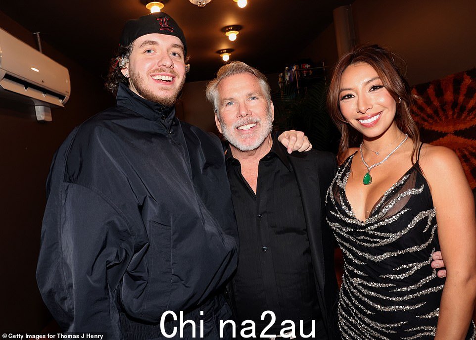 Jack Harlow、Thomas J. Henry 和 Evelin Crossland 在说唱歌手登台前合影