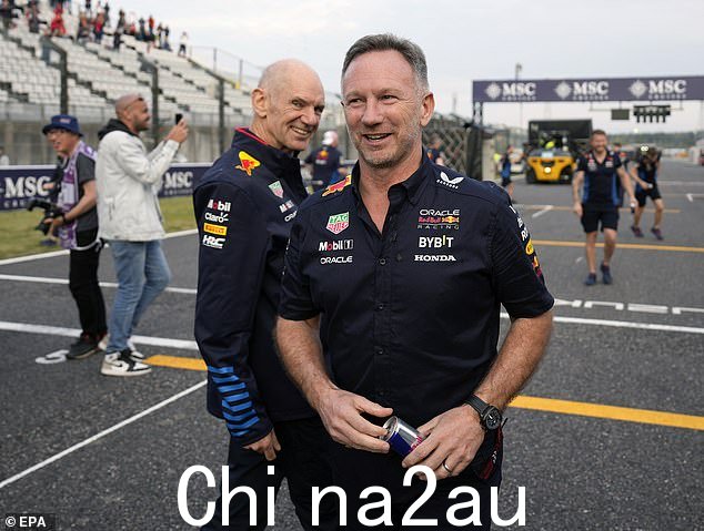 红牛车队队长克里斯蒂安·霍纳(右)和队长技术官 Adrian Newey 在赛道上微笑