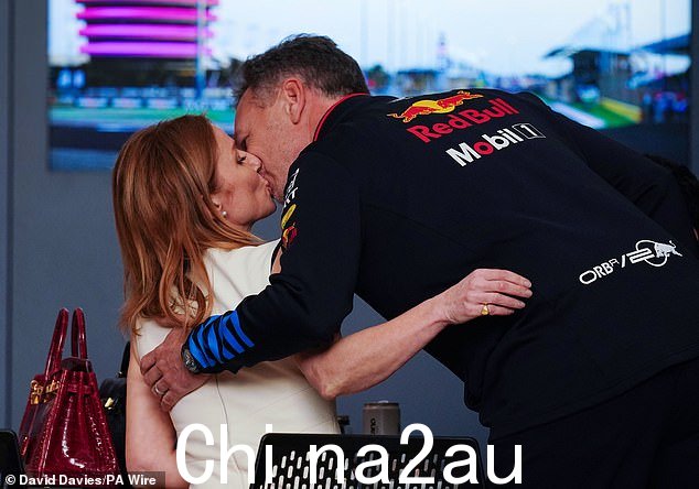 Christian 和 Geri Horner 在巴林国际赛车场的巴林大奖赛前接吻