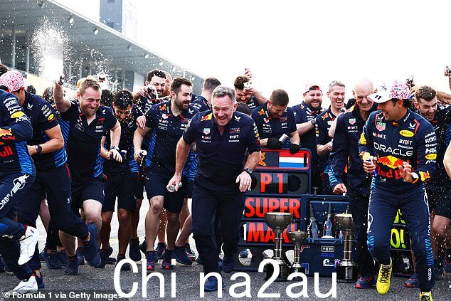 红牛车队负责人在胜利后被喷香槟