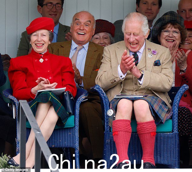 公主似乎很享受陪伴她的弟弟国王,在去年的 Braemar 聚会上