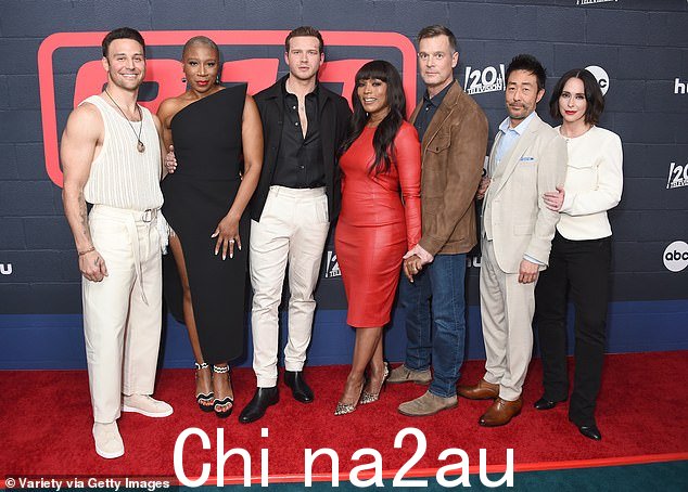 Ryan Guzman、Aisha Hinds、Stark、Angela Bassett、Peter Krause、Kenneth Choi 和 Jennifer Love Hewitt 上个月在加州比佛利山泉广场举行的该剧首映式上合影