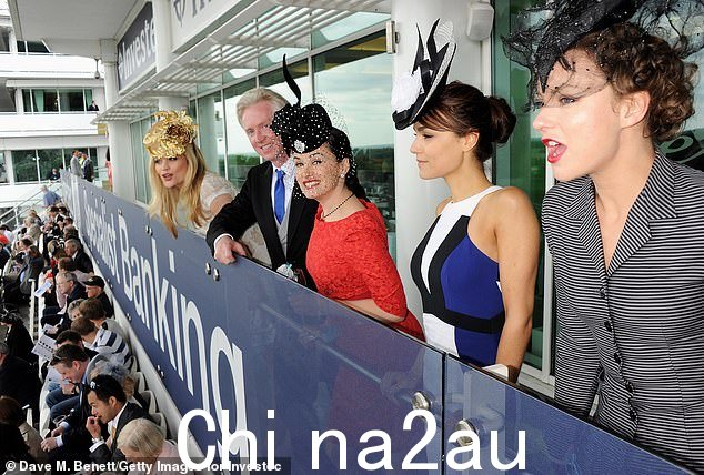 Laura Whitmore、Philip Treacy、Kim Murdoch、Samantha Barks 和 Martha Sitwell 参加 2013 年德比日活动