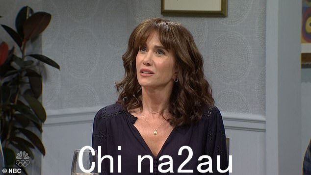 第一个短剧展示了前 SNL 演员扮演尼娜的角色,她与男友和他的朋友一起参加晚宴