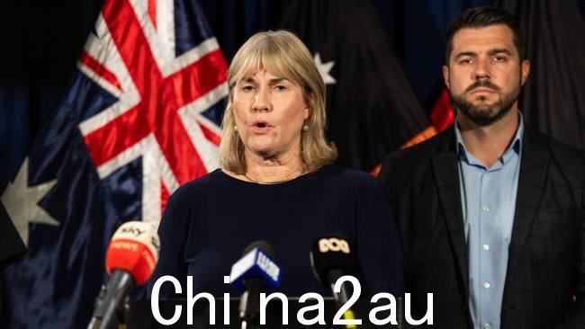 首席部长伊娃·劳勒 (Eva Lawler) 和警察部长布伦特·波特 (Brent Potter) 在达尔文举行的新闻发布会上宣布延期。图片:Pema Tamang Pakhrin