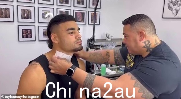 梅(照片中为他的新纹身做准备)在第三轮中参与了一次有争议的铲球,导致野马队球星里斯·沃尔什眼窝受伤