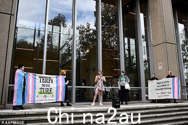 周二案件审理期间,敌对抗议者在悉尼联邦法院外集结