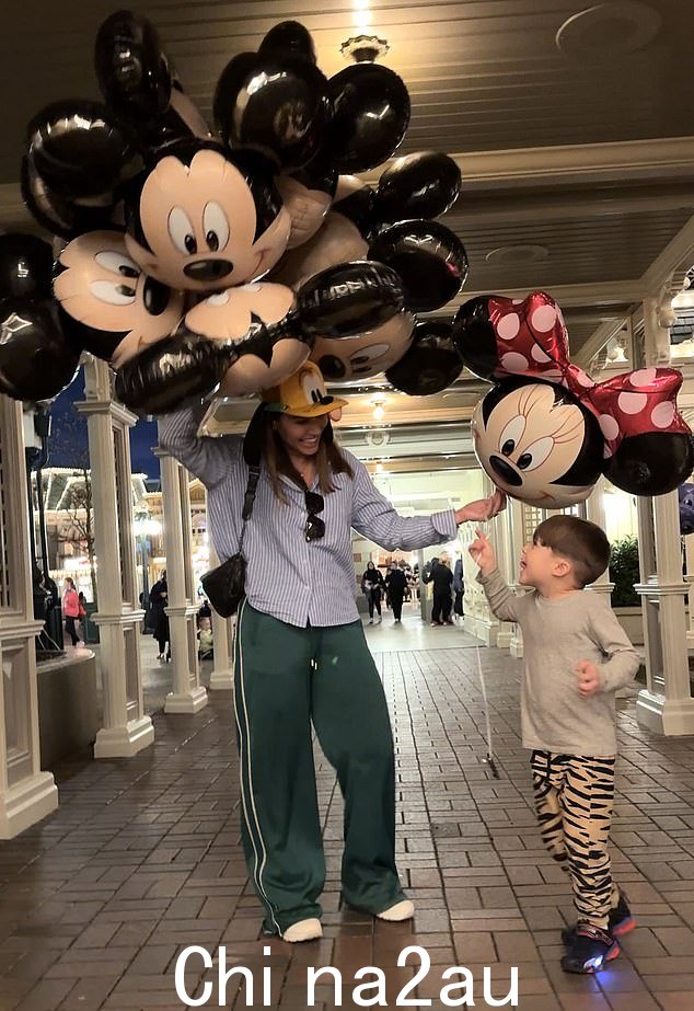 一张图片显示 Myleene 与四岁的阿波罗和一些米妮气球甜蜜地合影