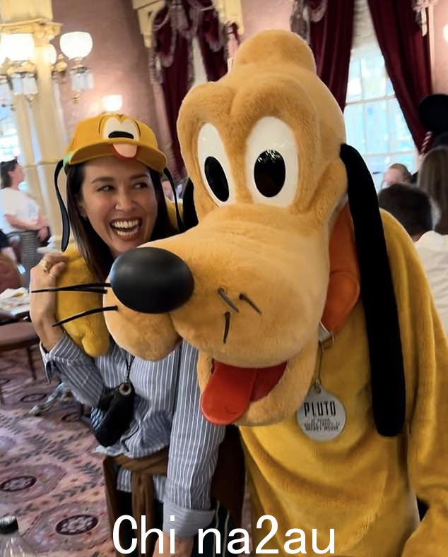 戴着新奇的 Pluto 帽子,她还与 Pluto 角色合影,并在动画快照中微笑