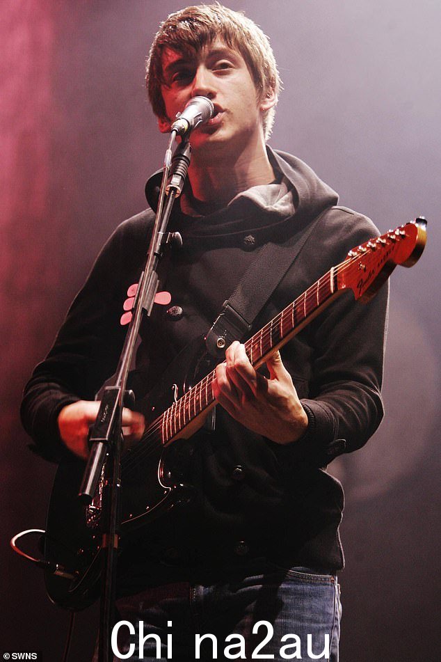令人印象深刻:The Artic Monkeys 2007 年的头条新闻集发生在他们首张专辑仅一年后,也是他们的第二张专辑发行后三个月