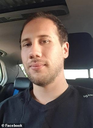 Marius Joubert,28 岁,在他将手伸入水箱后,他的印度支那眼镜蛇和第二条蛇将致命毒液注入他的手和手腕,他在痛苦中死亡
